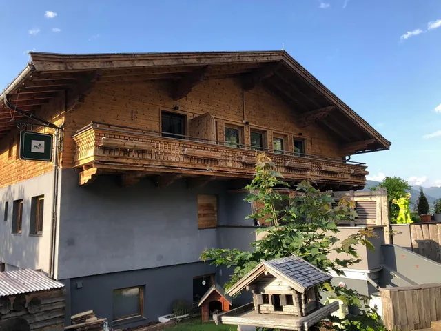 Het huis van buiten, met houten balkons