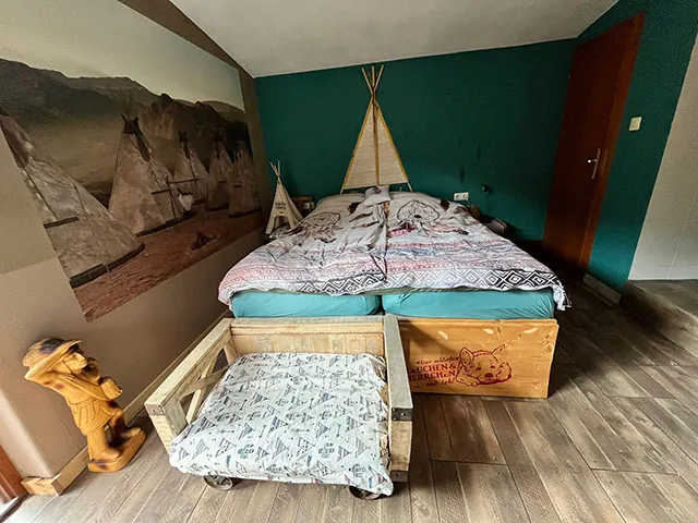 Slaapkamer met een verhoogd bed