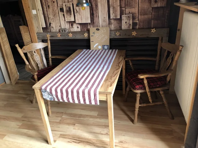 Eettafel met houten stoelen