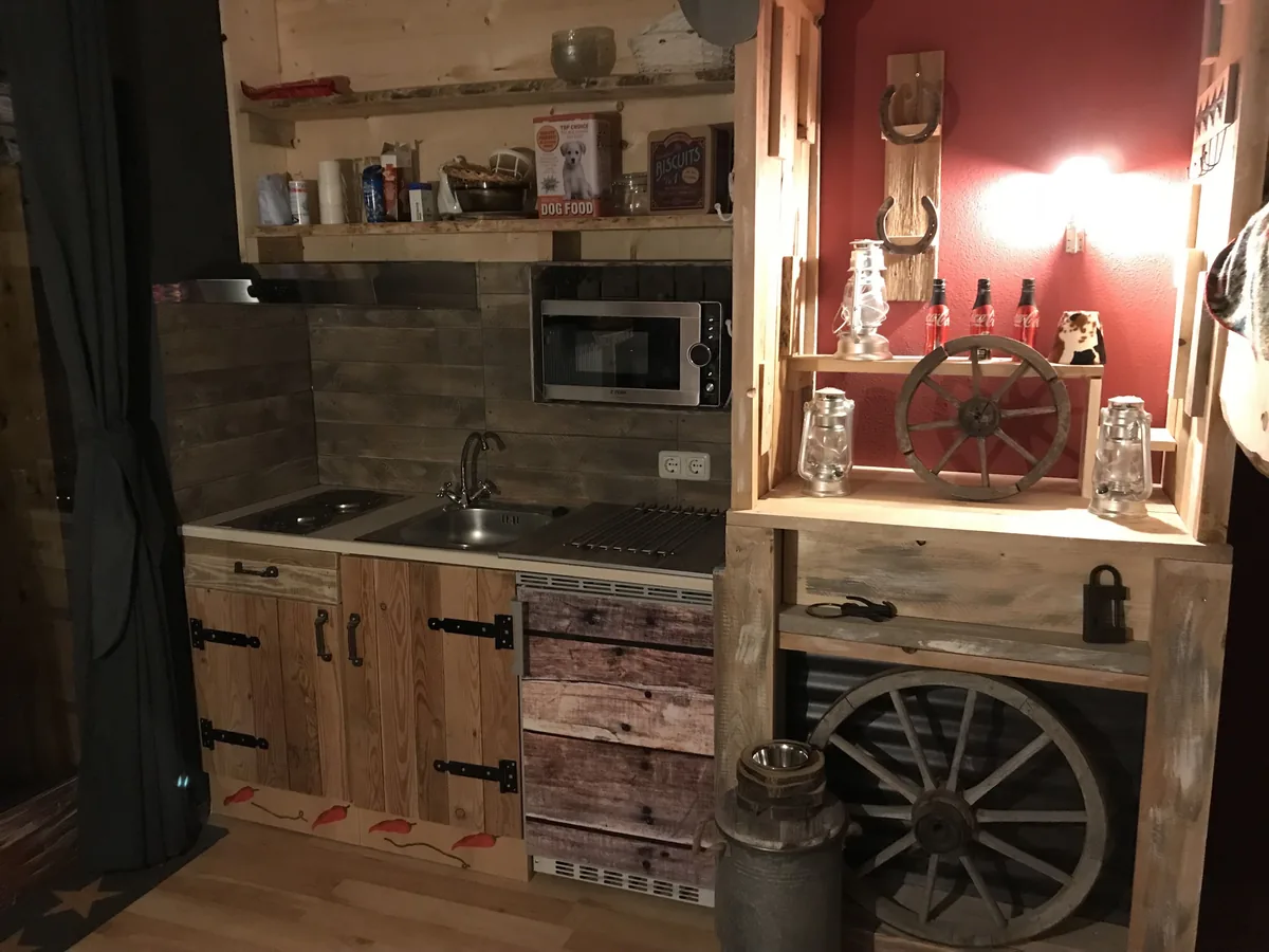 Keuken met houten kastjes en een wagenwiel
