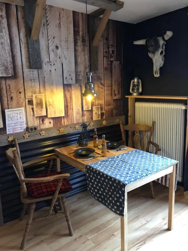 Woonkamer met een eettafel