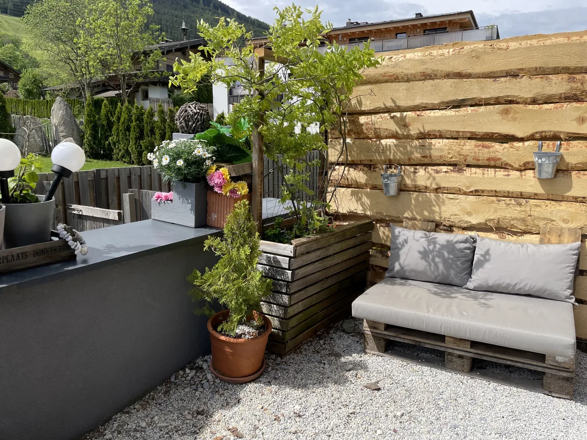 Privéterras met een loungebank